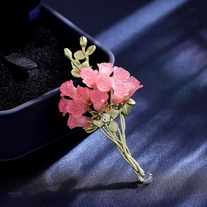 Spilla bouquet di rose elegante con petali di vetro rosa e foglie dorate su seta blu