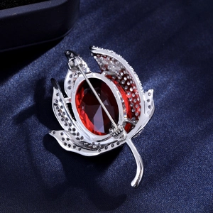 Broche élégante en forme de feuille avec grand cristal rouge et zircon sur soie bleue