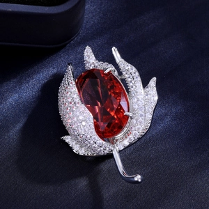 Élégante broche fleur argentée avec zircon rouge ovale et pavé de cristaux sur soie