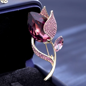 Broche tulipe élégante avec cristaux violets et finition dorée sur boîte à bijoux