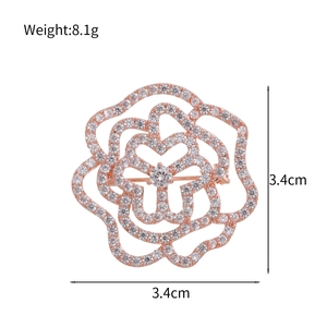 Broche fleur évidée en or rose avec zircons blancs, taille 3,4cm x 3,4cm et poids 8,1g