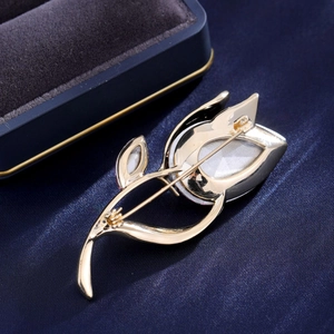 Vue arrière de la broche tulipe dorée en cuivre poli avec fermoir épingle de sûreté