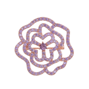 Détail de la broche fleur en or rose ajourée sertie de zircons violets étincelants