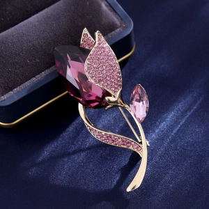 Élégante broche tulipe avec cristal violet et zircons roses sertis sur métal doré