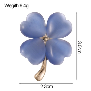 Detailansicht der 3,0x2,3 cm Kleeblatt-Brosche mit Maßen und einem Gewicht von 6,4 g