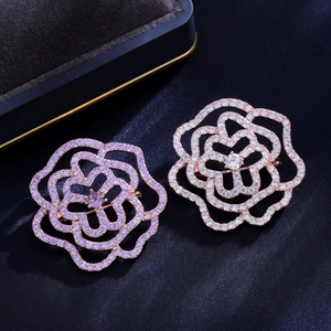 Broches fleurs ajourées avec cristaux de zircon violets et blancs sur velours