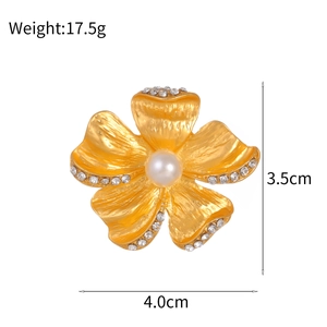 Vintage golden flower brooch with white rhinestones and a pearl center, 3.5cm x 4.0cm