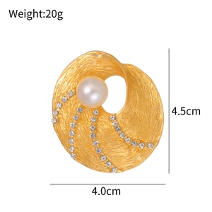 Spilla vintage a spirale dorata con perla e strass, dimensioni 4,5cm per 4,0cm