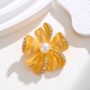 Vintage Gold Alloy Flower Brooch With Artificial Pearl Rhinestone Accents For Women Suits Coats Fashion Jewelry Accessories Pin