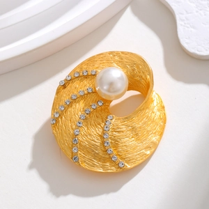 Spilla a Spirale Vintage in Lega Placcata Oro Con Perla Artificial Grande e Strass Elegante Trama Martellata Gioielli da Donna