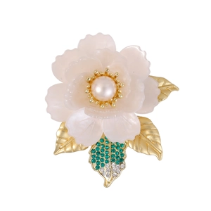 Broche fleur élégante avec pétales en résine rose et perle sur fond blanc