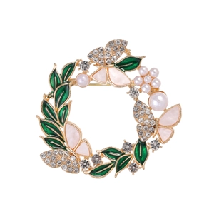 Elegante Spilla a Forma di Ghirlanda di Fiori e Farfalle in Lega Con Foglia di Smalto Perla Artificial Strass Gioielli alla Moda da Donna