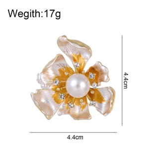 Exquisite Blumenbrosche mit weißer Perle und rosa Emaille-Blütenblättern auf Goldmetall