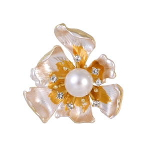 Broche fleur dorée élégante avec pétales roses, cœur en perle et cristaux brillants