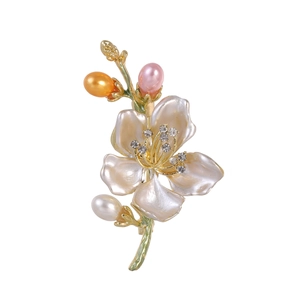 Élégante broche fleur avec pétales en nacre et strass étincelants sur tiges dorées