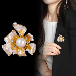 Eleganter Blumen-Emaille-Anstecknadel mit Perle und Kristallen auf schwarzem Blazer