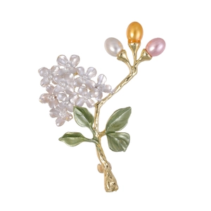 Broche florale exquise avec pétales d'hortensia blancs et perles sur une branche dorée