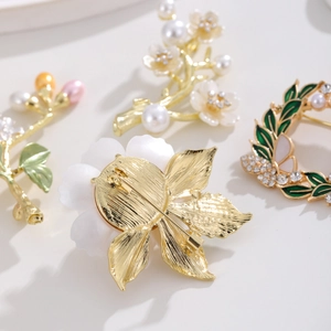 Vue macro de broches fleurs en perles avec détails en alliage doré et émail délicat