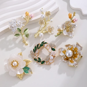 Détails de broches fleurs en perles assorties avec placage d'or et incrustation d'émail