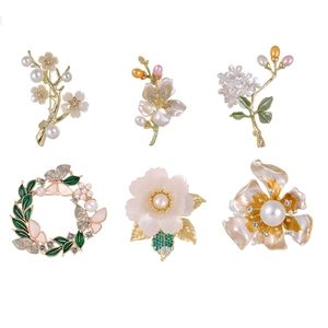 Élégante Broche Fleur en Künstliche Perles pour Femmes Luxe Alliage Strass Émail Épingle Florale pour Costume Manteau Veste Robe Cadeau
