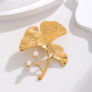 Élégante Broche Feuille de Ginkgo Alliage Avec Künstliche Perle Fausse Or Argent Plaqué Plante Florale Broche pour Femmes Banquet Mariage Accessoire