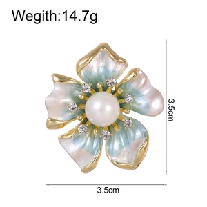 Broche fleur en perles exquise avec pétales en émail bleu clair et strass brillants