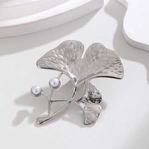 Broche élégante en forme de feuille de ginkgo argentée avec deux perles blanches