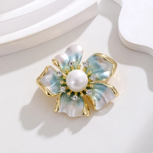 Élégante broche florale avec perles et pétales en émail sur fond blanc minimaliste
