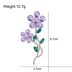 Broche fleur en cristal violet avec base en métal, dimensions 6,7 cm de haut et 3,3 cm de large