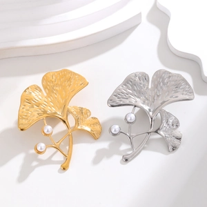 Élégante broche feuille de ginkgo avec perles en fini doré et argenté sur support