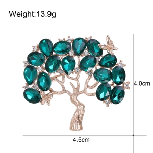 Spilla a forma di albero dorata con strass smeraldo e farfalle, larghezza 4,5 cm