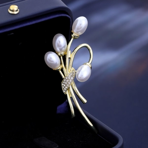 Elegante Spilla a Bouquet di Fiori in Lega Oro per Donna Con Künstliche Perle Sintetiche Bianche e Strass Gioielli alla Moda di Lusso