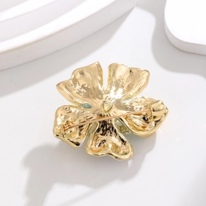 Vue arrière de la broche fleur plaquée or avec cinq pétales et fermoir épingle de sûreté