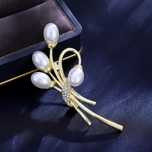 Elegante spilla a bouquet dorata con perle bianche e cristalli su seta scura
