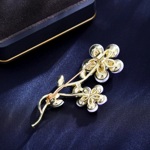 Vue arrière de la broche fleur en cristal de luxe avec fermoir en alliage doré