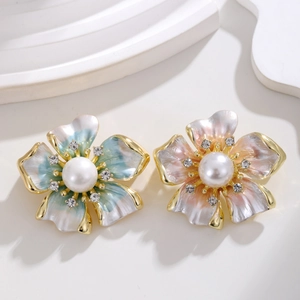 Boucles d'oreilles fleurs dorées avec émail dégradé et perle centrale élégante
