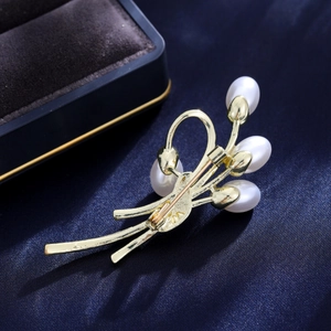 Elegante spilla a bouquet dorata con quattro perle a goccia su tessuto di seta blu scuro