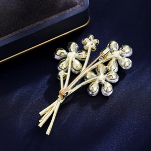 Broche bouquet dorée élégante avec cristaux, vue rapprochée de l'épingle et du métal