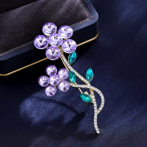 Élégante broche fleur en cristal avec pétales violets et feuilles vertes sur or