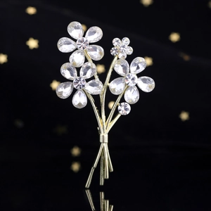 Élégante broche bouquet de fleurs avec cristaux scintillants sur base en métal doré
