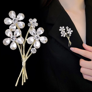 Broche élégante en bouquet de fleurs dorées avec cristaux brillants pour costume