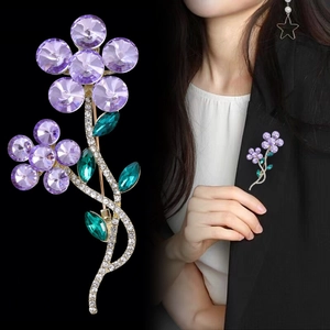 Élégante broche fleur en cristal violet avec strass sur un blazer noir pour femmes