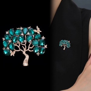 Elegante spilla albero della vita in lega dorata con cristalli verdi e zirconi bianchi
