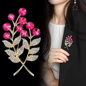 Élégante broche arbre de fortune avec cristaux roses et strass sur base dorée
