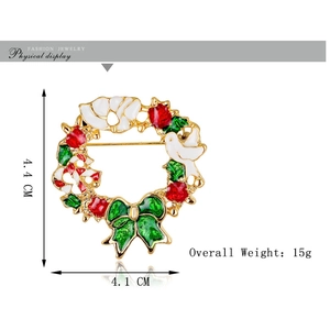 Weihnachtskranz Brosche mit Friedenstaube und Beeren, Abmessung 4,4 cm x 4,1 cm groß