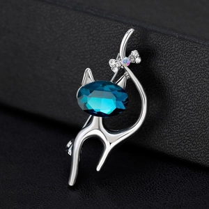 Broche chat tendance avec pierre précieuse bleu marine et nœud en strass sur cuir