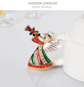 Détail de la broche ange de Noël avec strass et émail sur une tasse en céramique