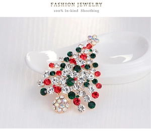 Détail macro de la broche sapin de Noël avec des strass colorés sur une base dorée