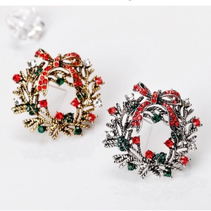 Funkelnde Weihnachtskranz Brosche mit bunten Strasssteinen und festlicher roter Schleife