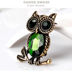 Spilla gufo vintage con gemma di cristallo verde e finitura in bronzo retrò